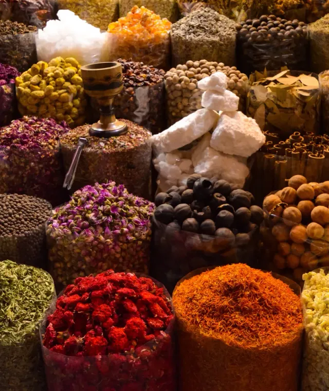 Banchi di spezie ed erbe aromatiche in un mercato di Stone Town