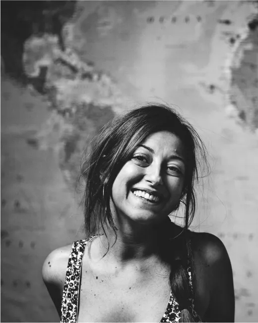 Vanessa agli inizi di A Donde Vas Viaggi, davanti a una cartina del mondo