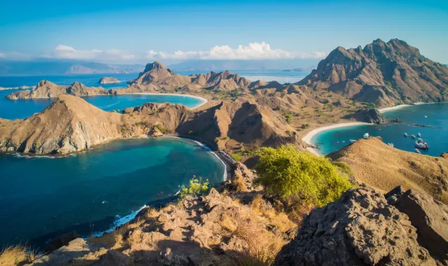 Baia turchese tra le isole del Parco Nazionale di Komodo, Indonesia