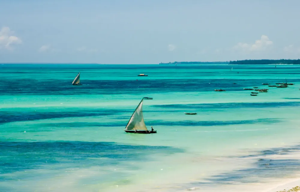 Dhow a vela sulle acque turchesi di Zanzibar