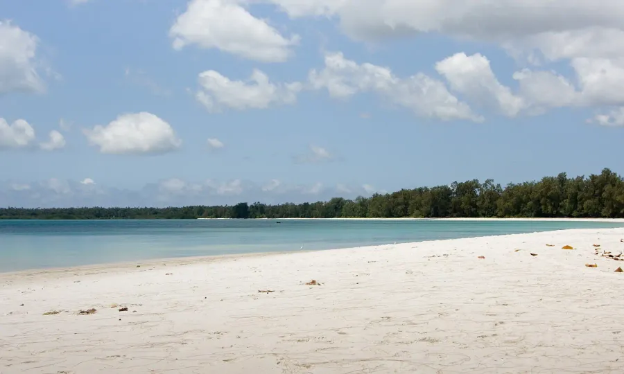 Spiaggia bianca deserta e laguna di Pemba