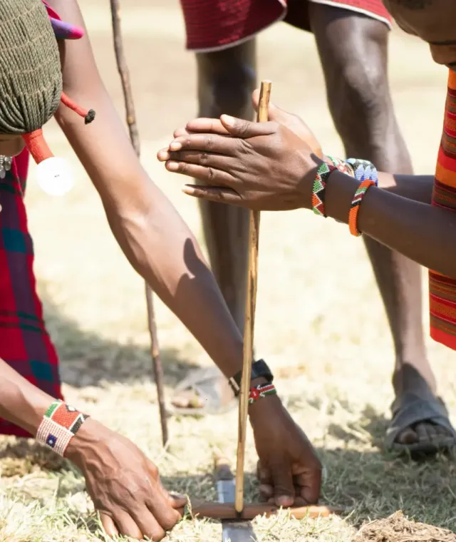 Guerrieri Masai accendono il fuoco con il metodo tradizionale
