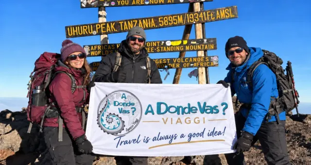 Il team A Donde Vas Viaggi sulla vetta Uhuru Peak del Kilimanjaro