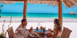 Pranzo in terrazza fronte spiaggia, Mvuvi Boutique Resort