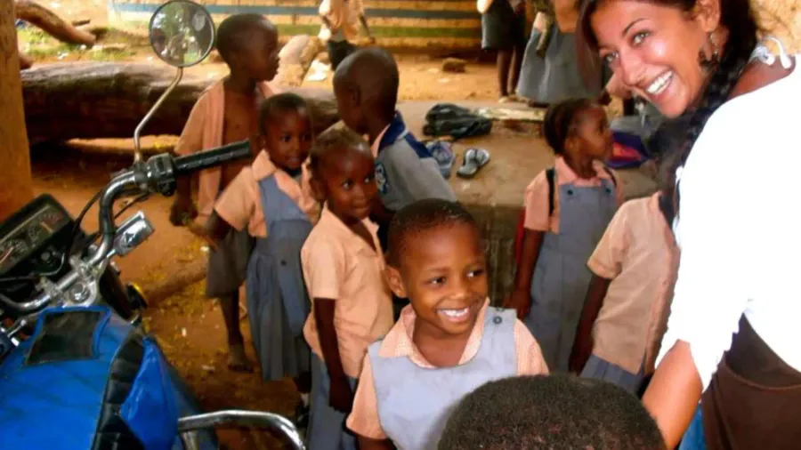 Vanessa con i bambini di una scuola durante un viaggio in Tanzania