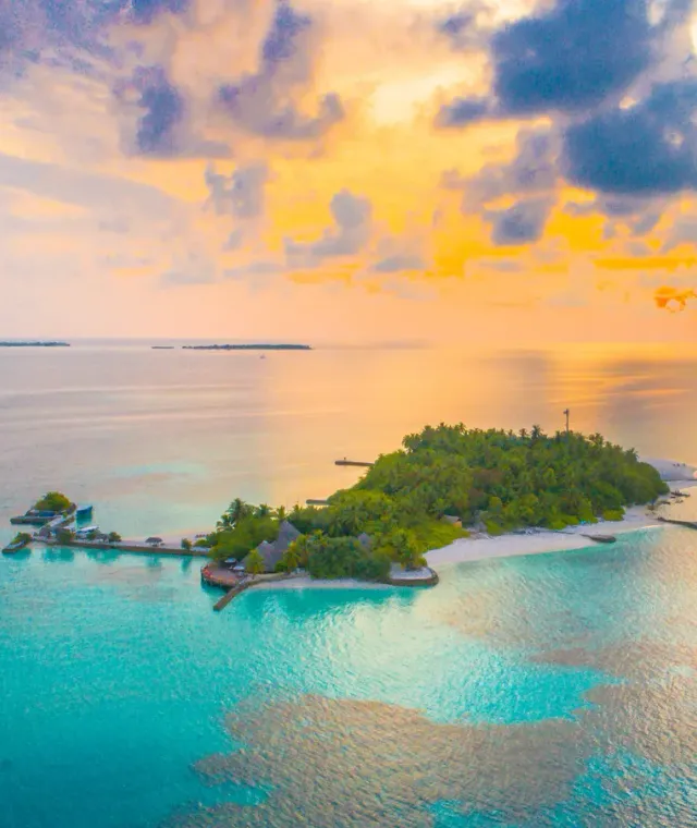 Vista aerea al tramonto dell'isola di Mnemba circondata dall'oceano