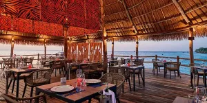 Ristorante Bahari su piattaforma sul mare al tramonto, RIU Jambo