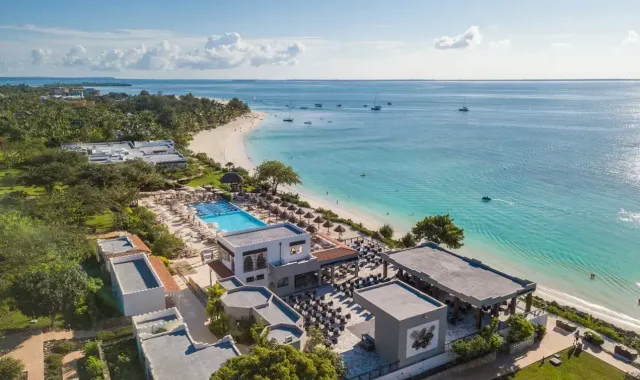 Vista aerea del RIU Palace Zanzibar con piscina e spiaggia di Nungwi