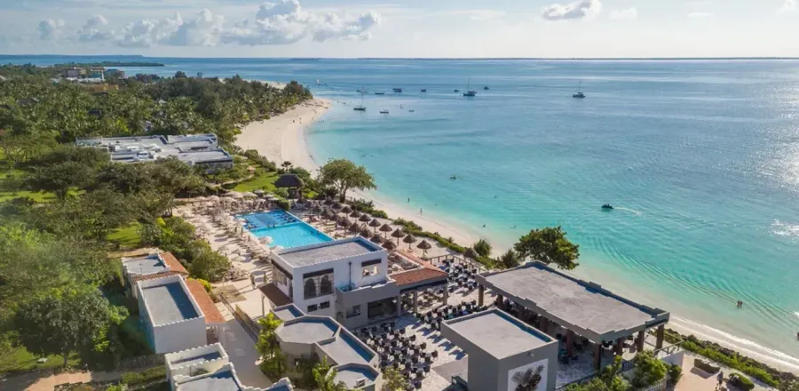 Vista aerea del RIU Palace Zanzibar con piscina e spiaggia di Nungwi