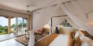 Camera con letto a baldacchino e balcone vista mare, RIU Palace Zanzibar