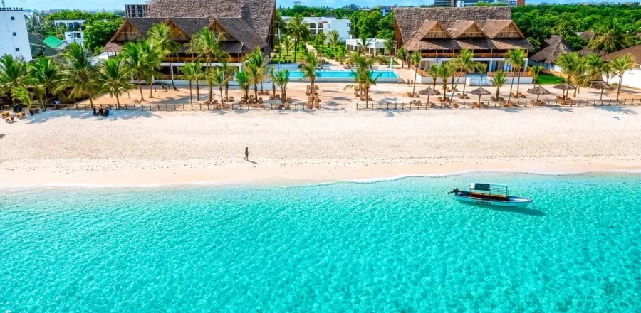Vista aerea del Sandies Nungwi Beach con piscina, spiaggia bianca e oceano turchese
