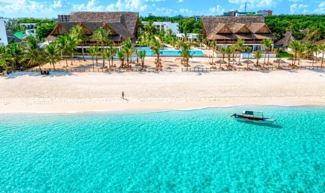 Vista aerea del Sandies Nungwi Beach con piscina, spiaggia bianca e oceano turchese