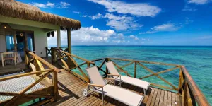 Terrazza di una villa sull'acqua con lettini, Bawe Island