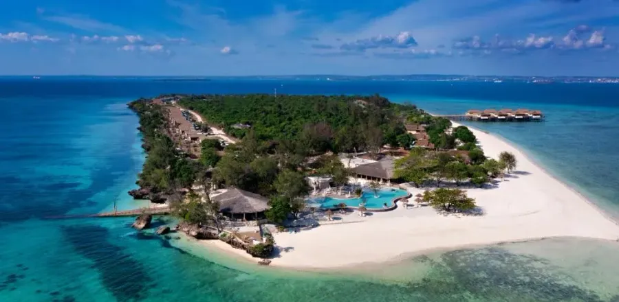 Vista aerea dell'isola privata di Bawe con piscina e ville sull'acqua