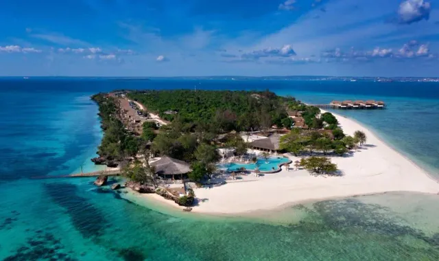 Vista aerea dell'isola privata di Bawe con piscina e ville sull'acqua