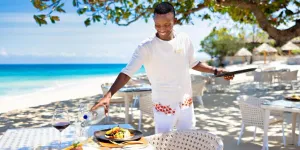 Servizio ai tavoli in spiaggia, Bawe Island