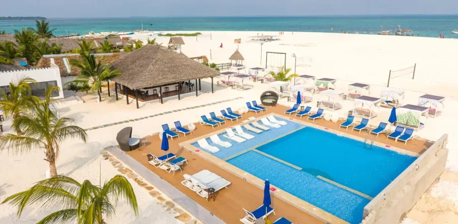Vista aerea della piscina e della spiaggia di Kendwa al Canary Kendwa Beach Resort