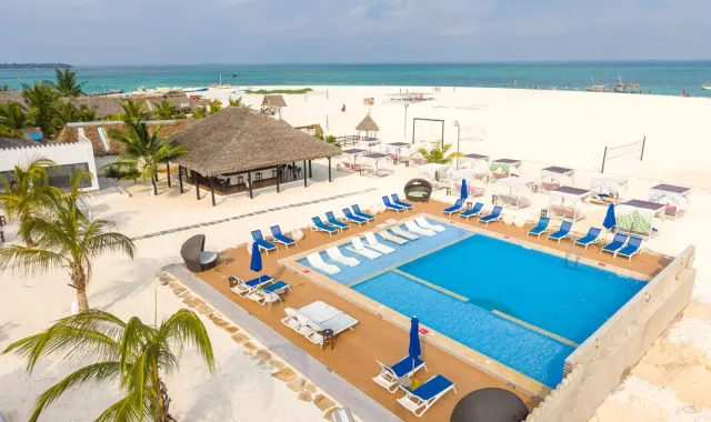Vista aerea della piscina e della spiaggia di Kendwa al Canary Kendwa Beach Resort